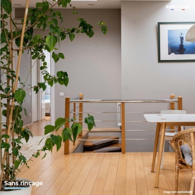 Mise en situation du nettoyant lisable sur parquet maison