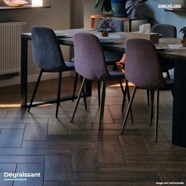 Mise en situation du nettoyant intensif sur parquet maison