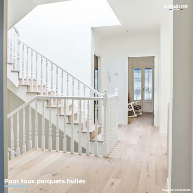 Mise en situation sur parquet huilé du produit blanchon savon incolore naturel biosourcé